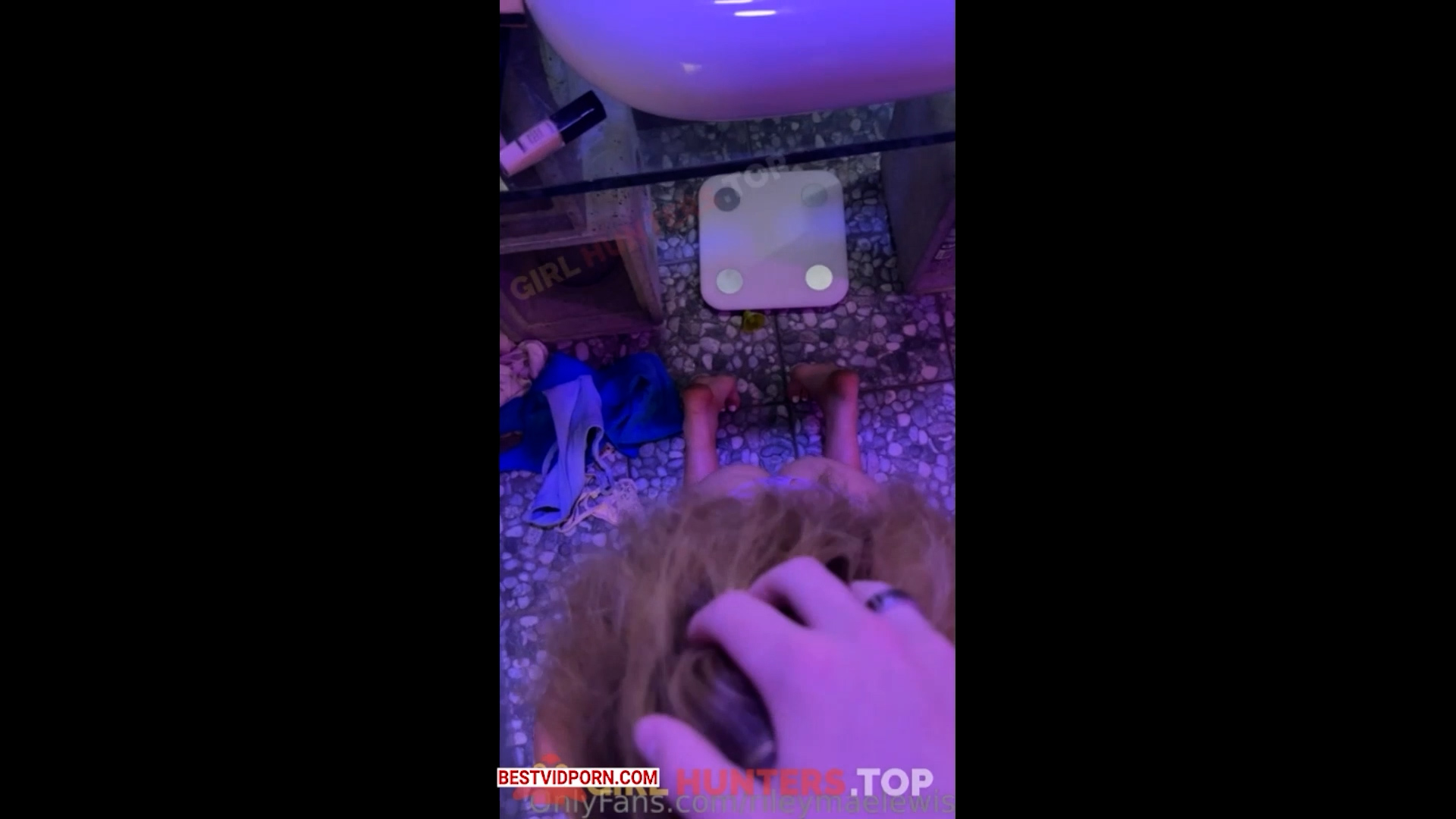 Riley Mae Lewis BJ in bath very lewd – Onlyfans sextape leaked