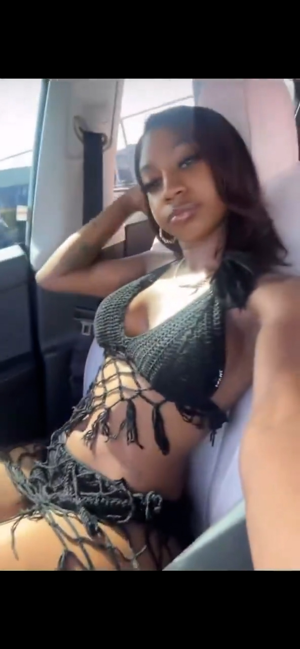 Cooking with kya Nude in car so hot – Viral video